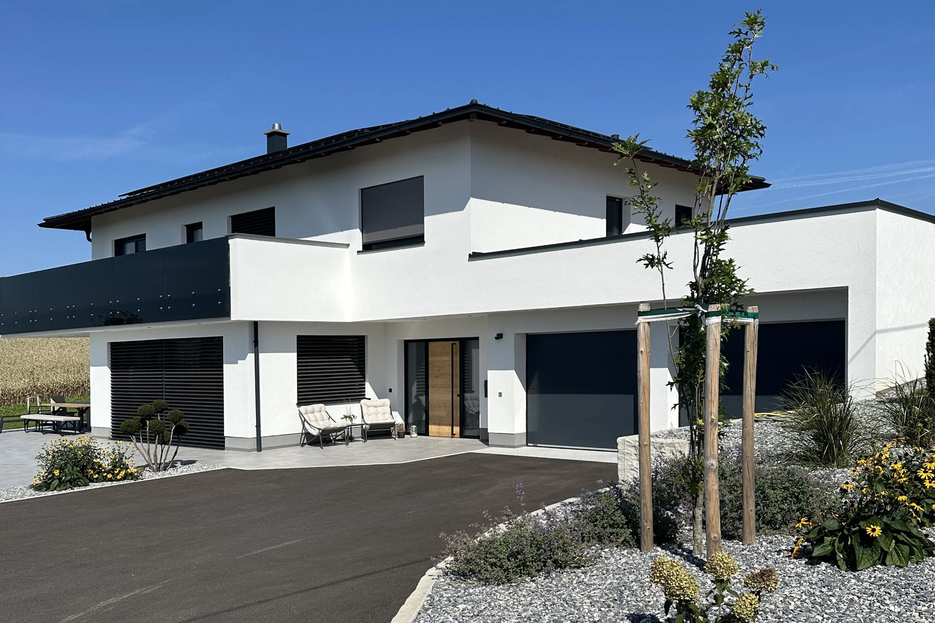greilbau-massivbau-modernes-haus-mit-balkon
